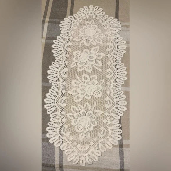 Heritage Lace, Vintage Rose Table Runner, Approx 32x15”, Great Condition - Picture 9 of 11